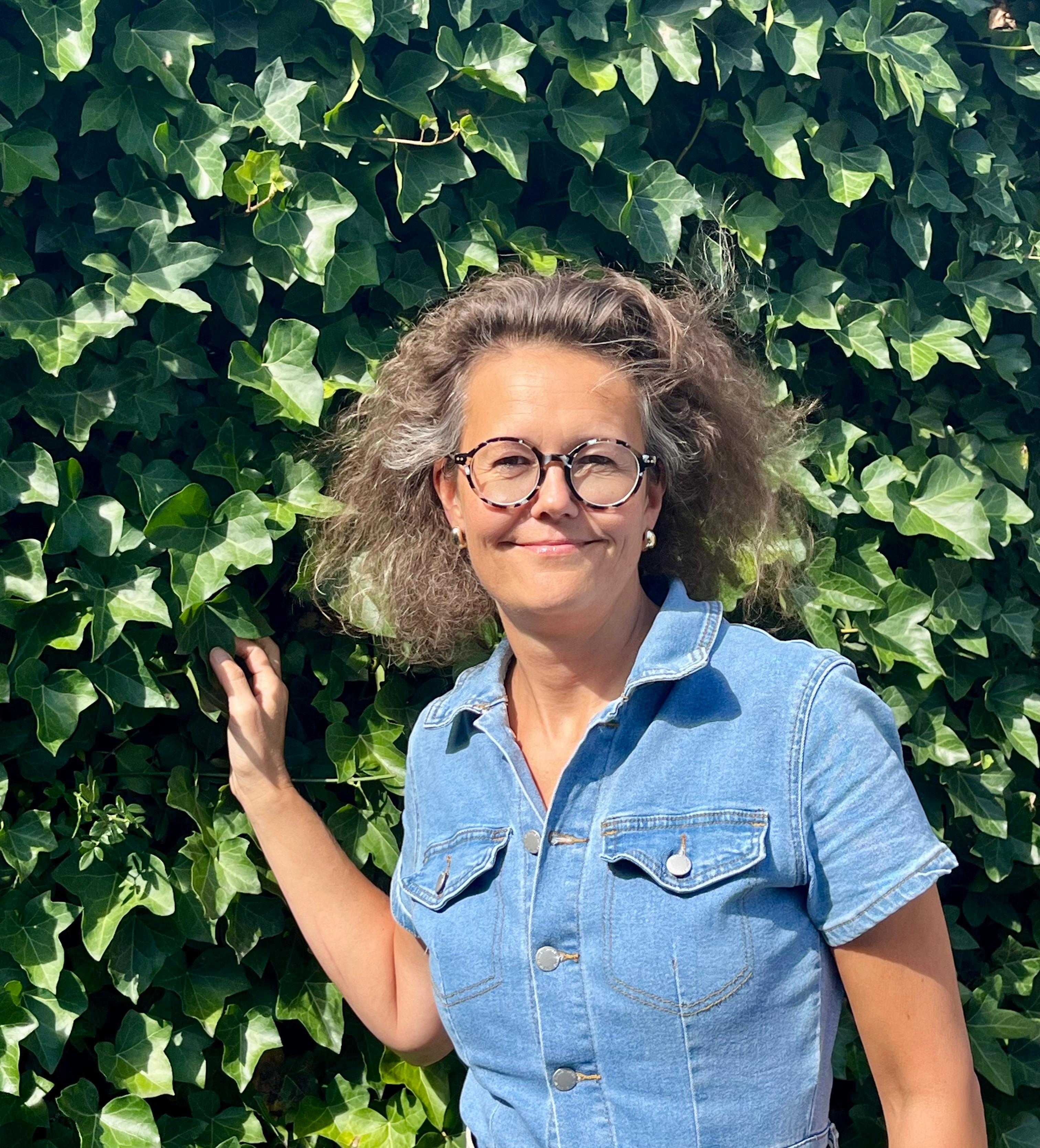 Portret Margreeth bij klimop