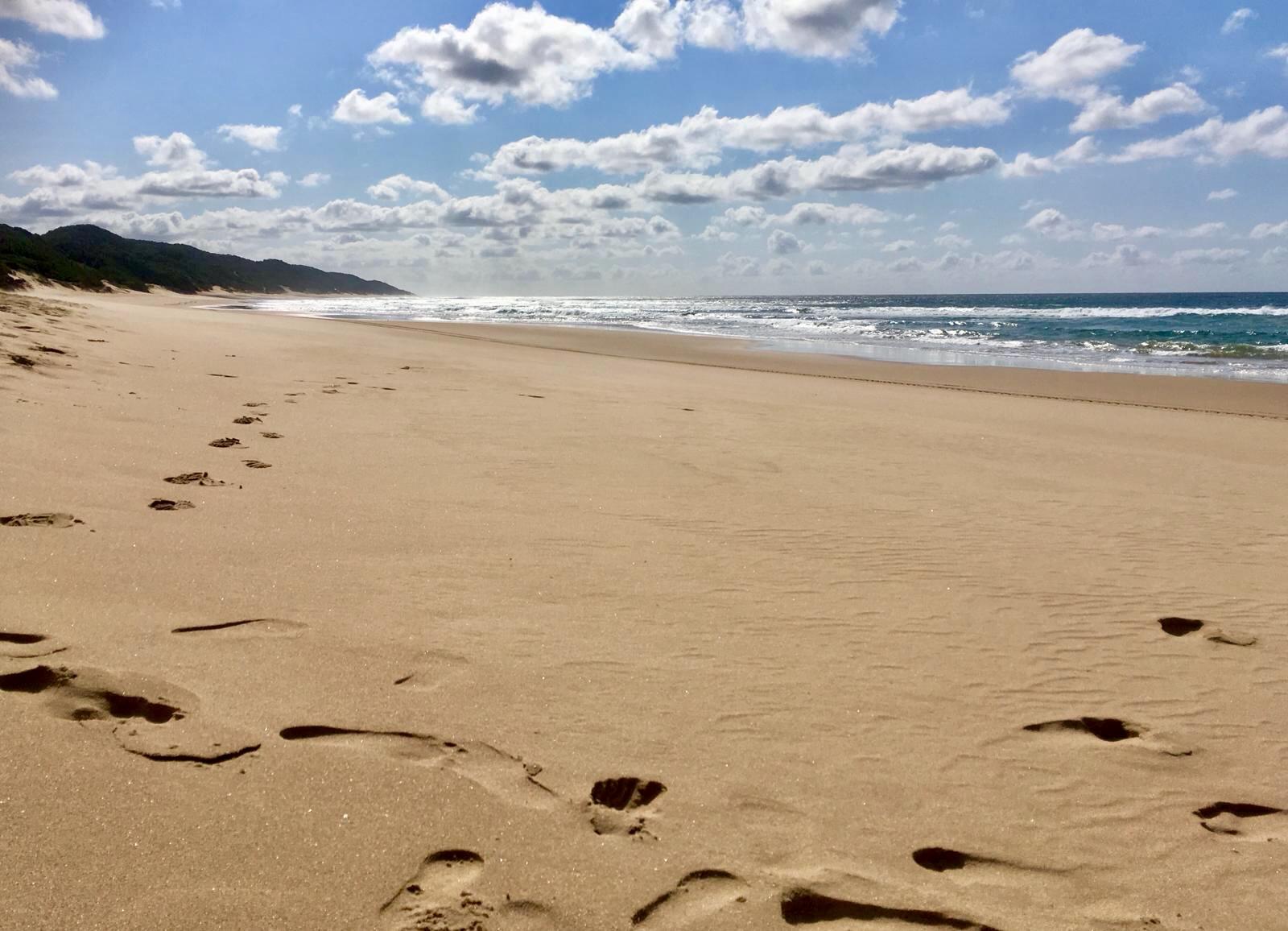 Voetstappen in het zand op het strand